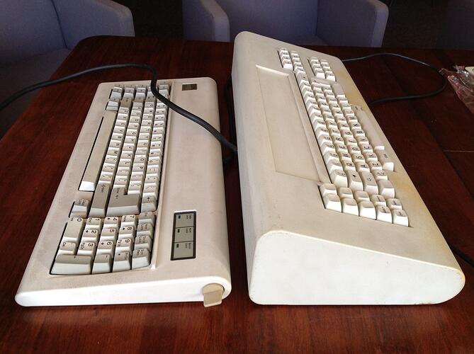 1200px-IBM_Displaywriter_Keyboard_size_comparison